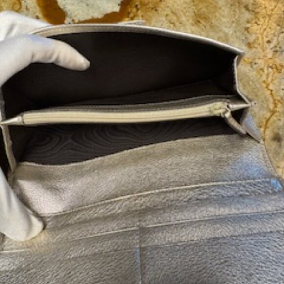 Gucci Metallic Beige and Gold Continental D-Ring GG Canvas - Picture 4 of 9